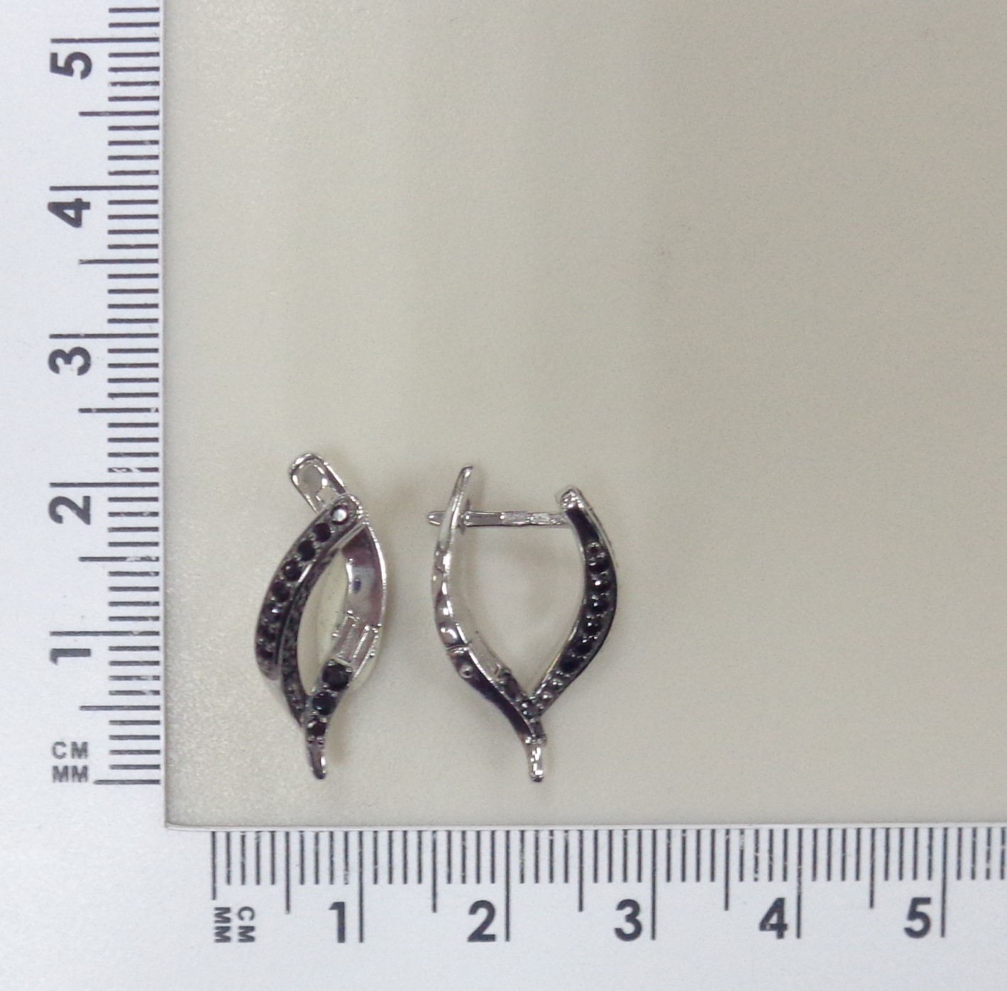 Серебряные серьги со шпинелью